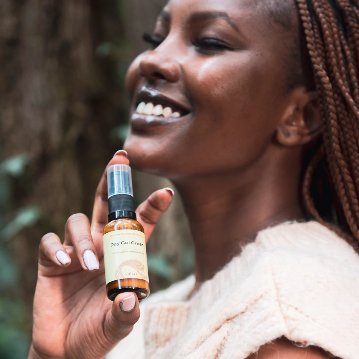 Woman presenting Baobab Day Gel cream