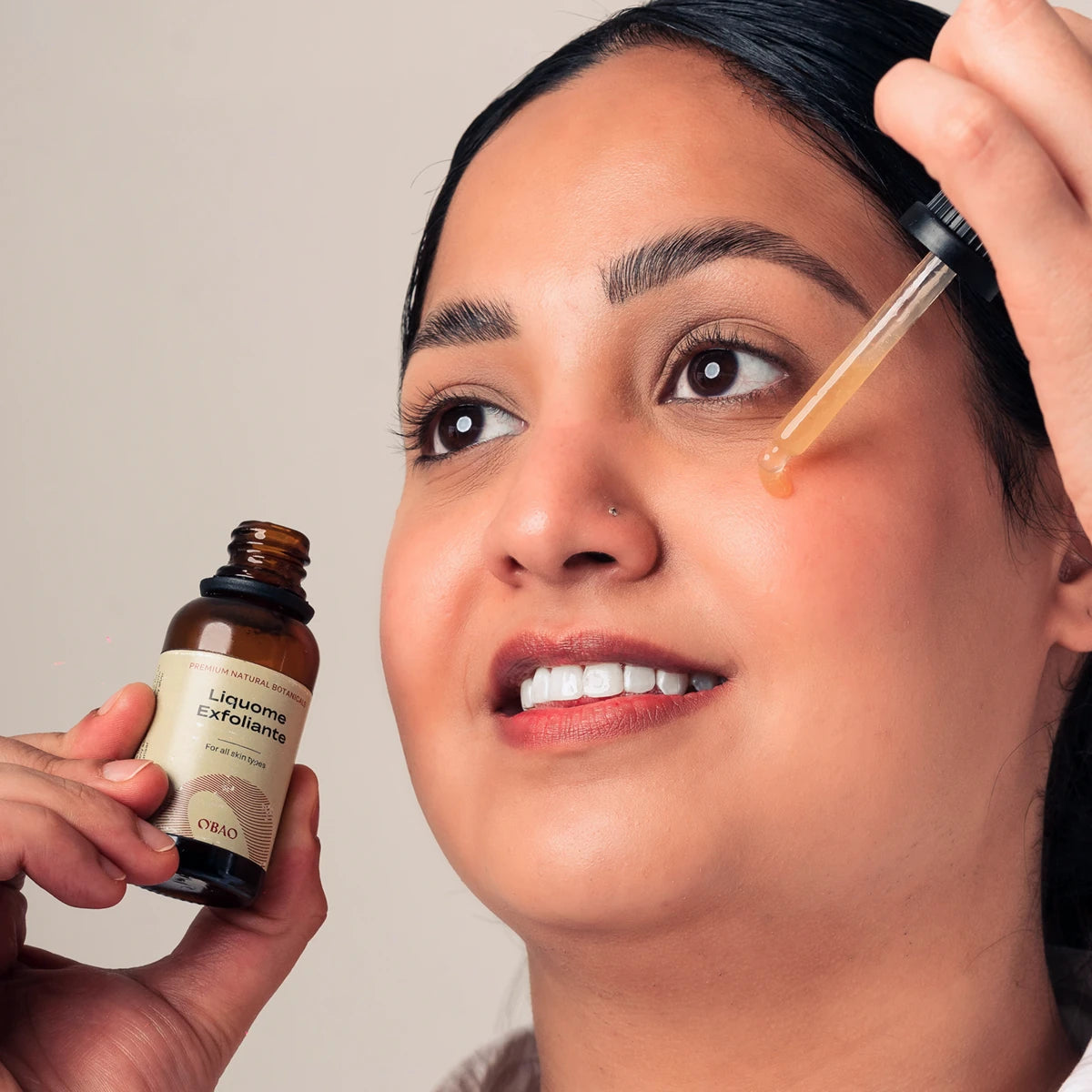Woman applying OBAO Exfoliante.