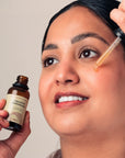 Woman applying OBAO Exfoliante.